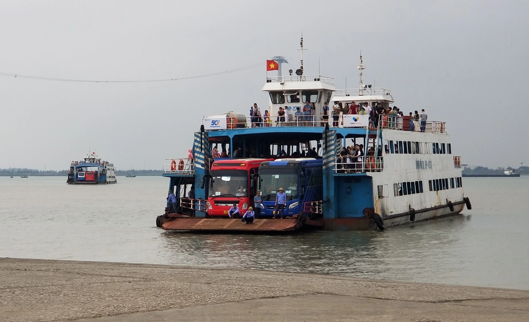 Tàu phà trong tour du lịch cát bà