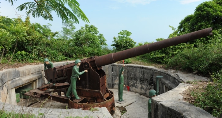 Pháo đài thần công trong tour du lịch cát bà